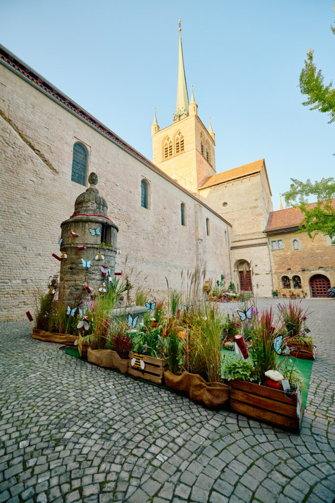 Installation végétale dans la cour du Château devant l’Abbatiale de Payerne lors de De Vert et d’Art 2024